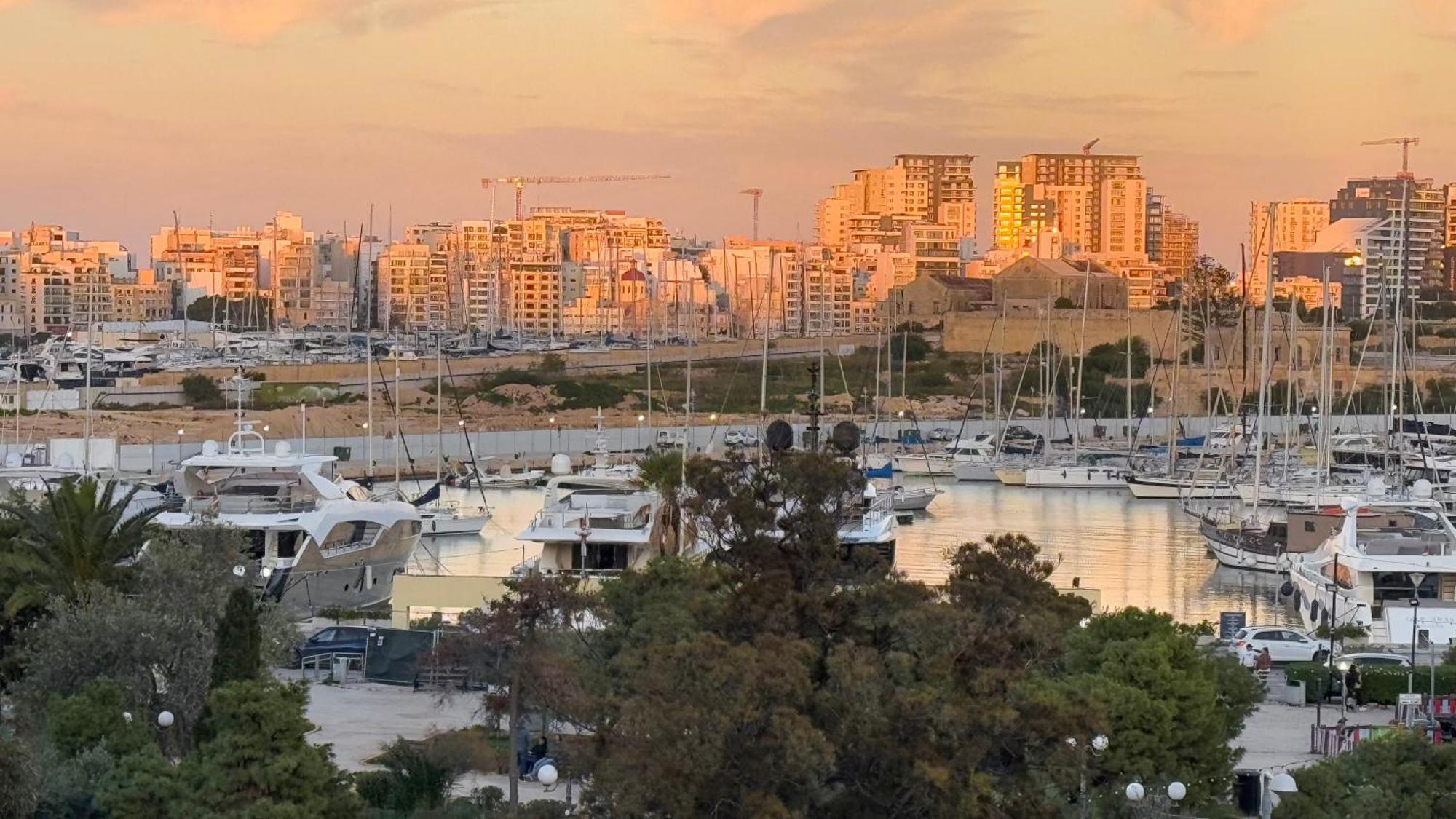 Spaciously Cosy 3bd In - Yacht Marina & Valletta Views Apartment
